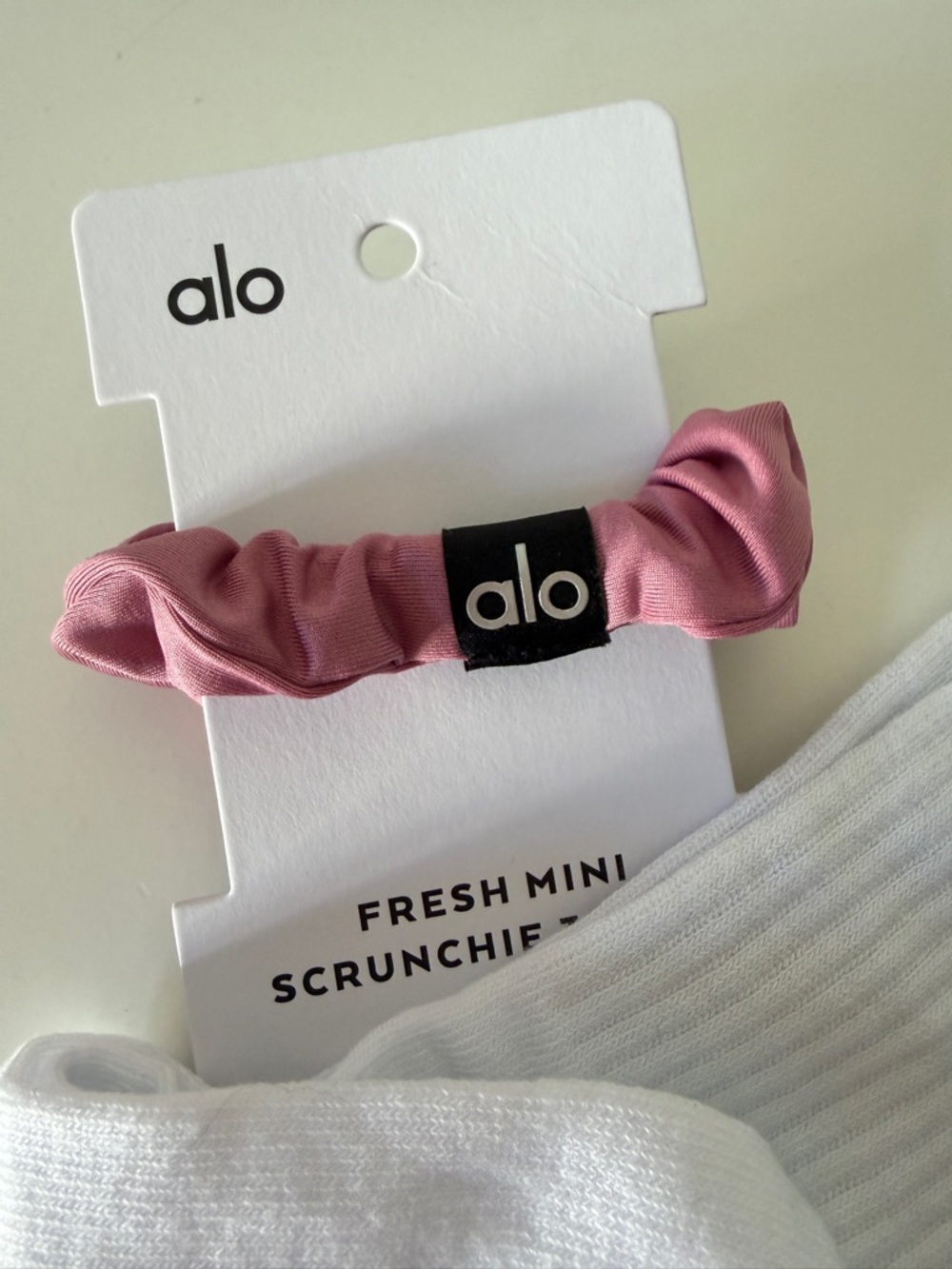 Alo Yoga Socks White Crew + Pink Scrunchie Set New - Picture 3 of 4